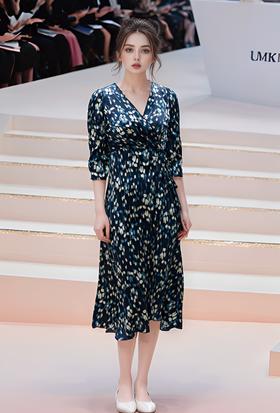 斜超领收腰抽绳五分袖连衣裙