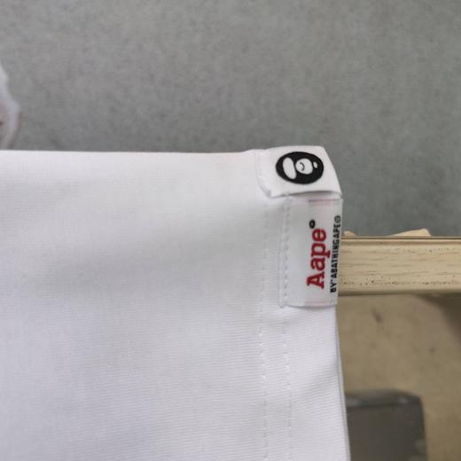 点此购买 AAPE猿人指示牌字母logo图案印花休闲男女情侣圆领短袖T恤 LL 318553 商品图8