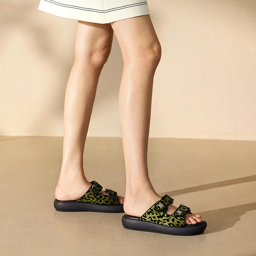 千百度豹纹休闲一字拖女外穿度假海边踩屎感凉拖鞋A25381031 商品图1
