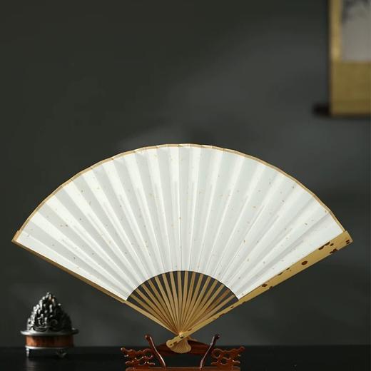 扇子 紫竹为骨缎面织锦 一扇藏尽东方美学  经典折扇 竹节为柄 萱草摇曳 花瓣流芳 商品图4