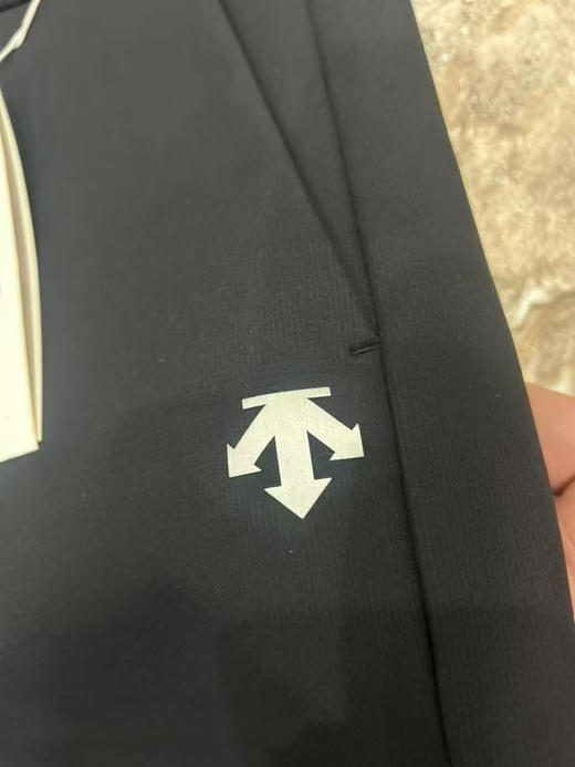 韩单正品迪桑特高尔夫系列男士弹力速干短裤 
商务休闲皆可，越南产
三个色，尺码 76 79 82 85 88
原价299000韩元 商品图6