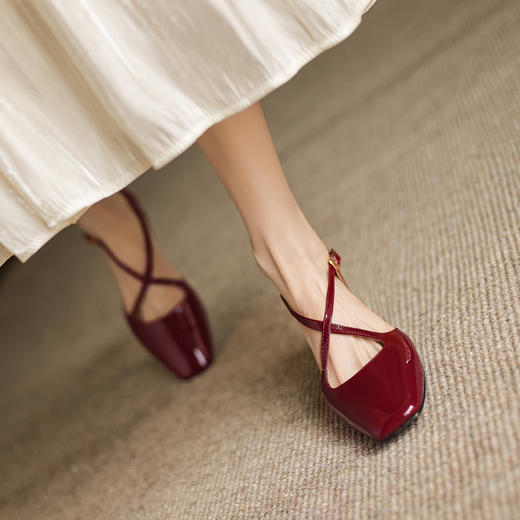 阿么手工女鞋粗跟漆皮凉鞋2025新款夏季交叉带法式中跟鞋子4.8CM 商品图1