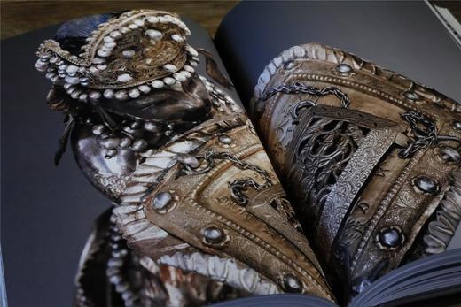 《周秦汉唐文明特集》，一套四巨册，分为《综合卷（上下）》、《法门寺卷》、《壁画卷》，8开精装，页数不便清点，净重约为70斤，仅印200套，上海书画出版社2004年初版，原定价15000元。售价6980 商品图10