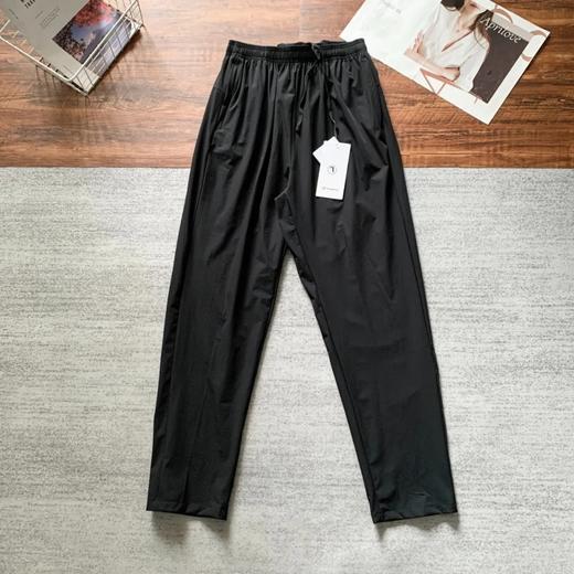 LULU男士LAB系列可收纳速干直筒腰带松紧反光印花长裤 此款设计右口袋带拉链,左口袋无拉链。 商品图1