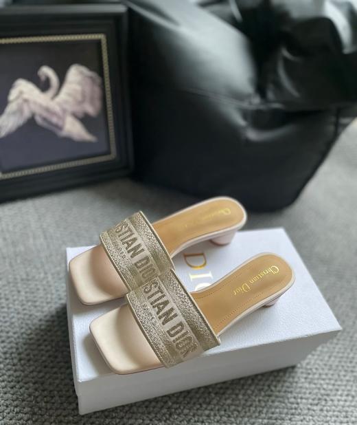 D家夏日必备一字拖小圆跟羊皮脚垫凉鞋 商品图6