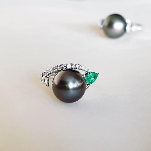 CHIC系列 18K镶钻石、祖母绿和大溪地珍珠 戒指 商品图0