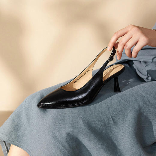 千百度细高跟时装凉鞋女款尖头包头后空通勤绝美凉鞋A25282450 商品图4