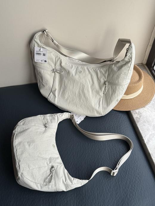 点此购买 lulu露露女士单肩斜跨大号牛角包 xj 318491 商品图8