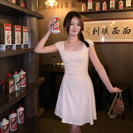 金蘑菇菇 夏风赫本/温柔风氛围棉感小波点连衣裙 商品图3