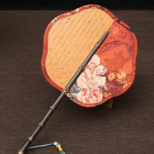 扇子 紫竹为骨缎面织锦 一扇藏尽东方美学  经典折扇 竹节为柄 萱草摇曳 花瓣流芳 商品图5