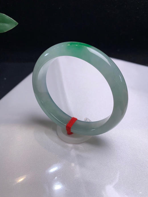 612948，55 冰绿贵妃手镯，冰底飘一抹绿。整体干净冰润。底子均匀 商品图2