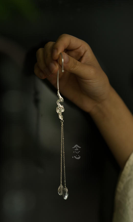 錾刻自在祥云银色耳挂银流苏 商品图1