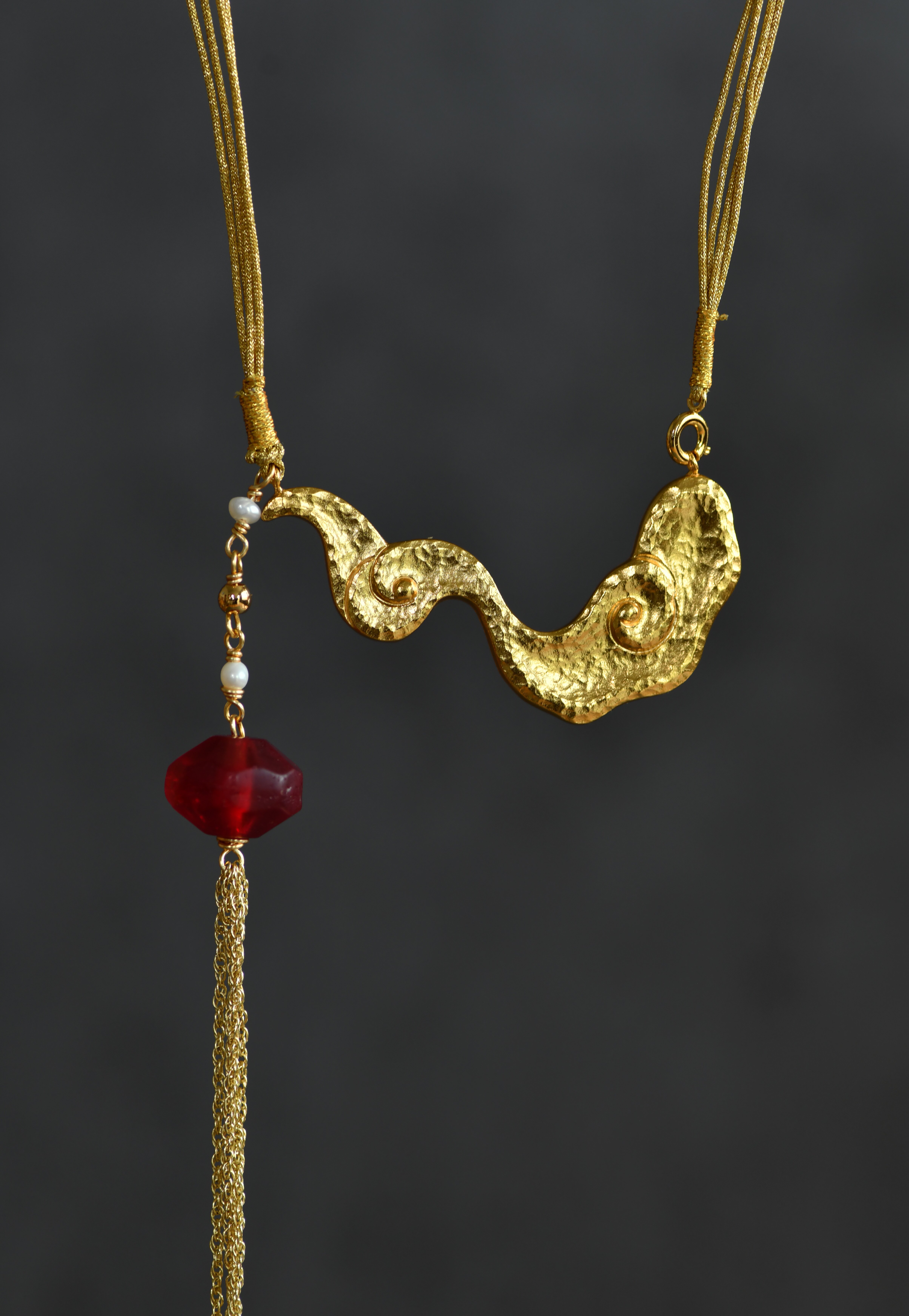 捷克红绿琉璃錾刻银鎏金自在祥云项链