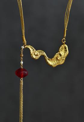 捷克红绿琉璃錾刻银鎏金自在祥云项链