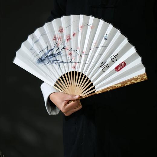 扇子 紫竹为骨缎面织锦 一扇藏尽东方美学  经典折扇 竹节为柄 萱草摇曳 花瓣流芳 商品图0