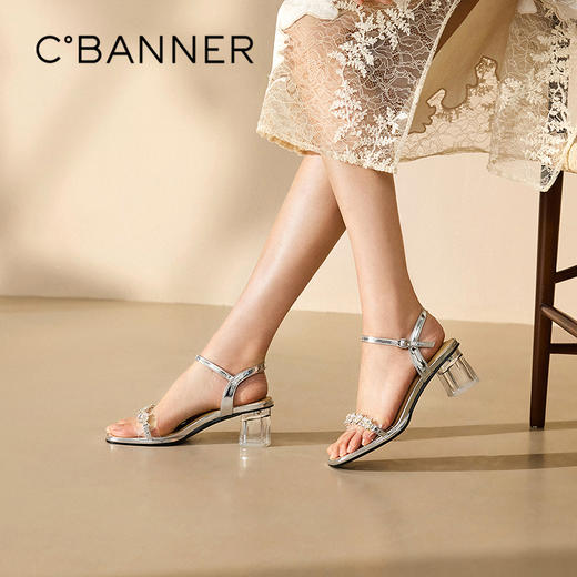 千百度透明水钻一字带凉鞋女粗高跟配裙子时装凉鞋A25329103 商品图0