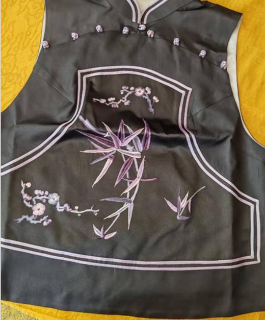 盛唐牡丹| 香云纱手绣一字襟马甲(盛唐牡丹与非遗传承人王小潇联名系列) 商品图0