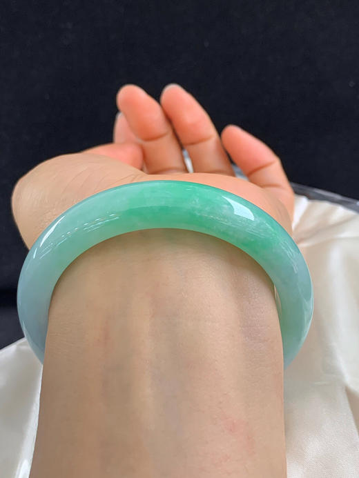 612951，58圈口，飘绿正圈平安镯，底子细腻有水头，半截绿色 商品图4