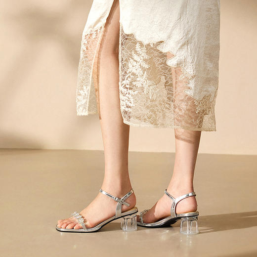 千百度透明水钻一字带凉鞋女粗高跟配裙子时装凉鞋A25329103 商品图1