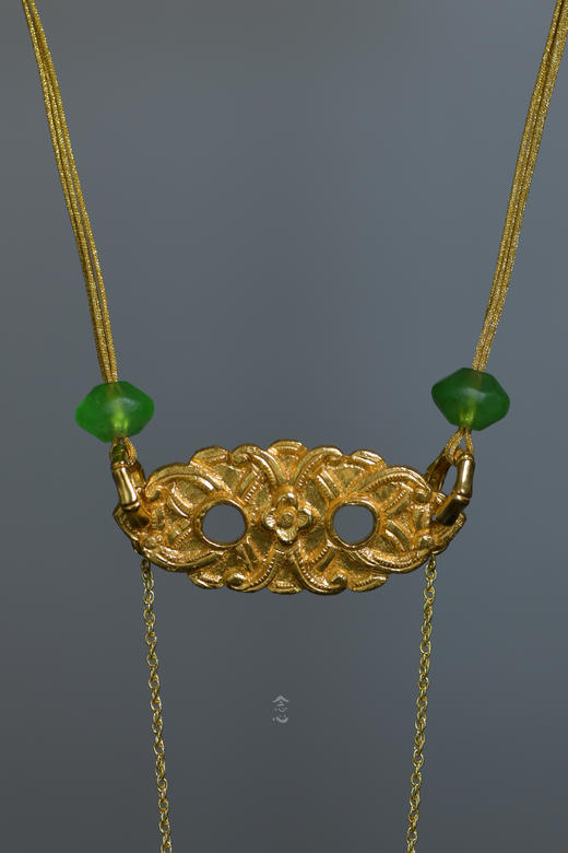捷克绿琉璃錾刻鎏金雕花卷草纹牌项链 商品图3
