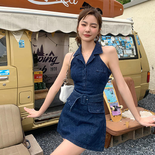 西遇挂脖牛仔连衣裙女夏季新款酷飒风蓝色收腰无袖v领短裙SS050709 商品图0