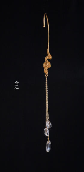 錾刻自在祥云耳挂流苏