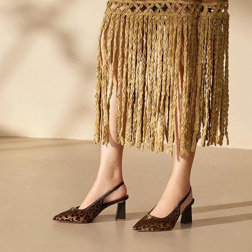 【静音系列】千百度豹纹包头凉拖鞋女外穿尖头凉鞋A25257764 商品图1