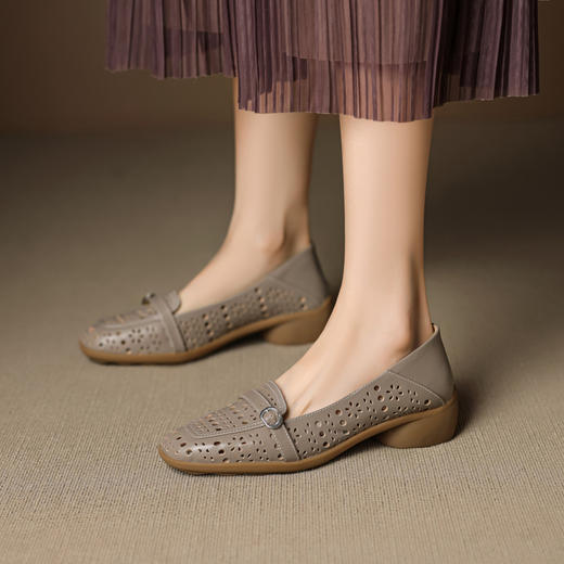 【预售5天】法式软皮镂空豆豆鞋女粗跟夏软底中跟洞洞凉鞋QCNX&111-7 商品图1