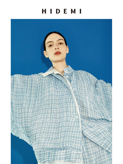 HIDEMI 度假系列色织海水蓝格纹清透感斜门襟设计压褶立领防晒款超薄外套衬衫套装 上衣/阔腿裤 商品图7
