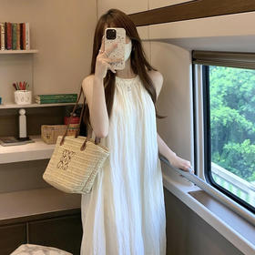 西遇法式挂脖连衣裙女2025年夏季新款宽松杏色海边度假无袖沙滩裙SS050717