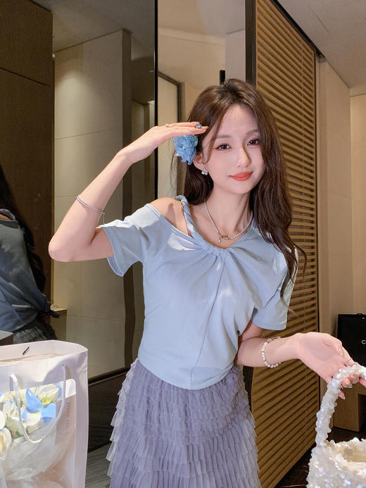 张心子【心动讯号】性感扭结露肩气质上T恤上衣 U2505033 商品图4