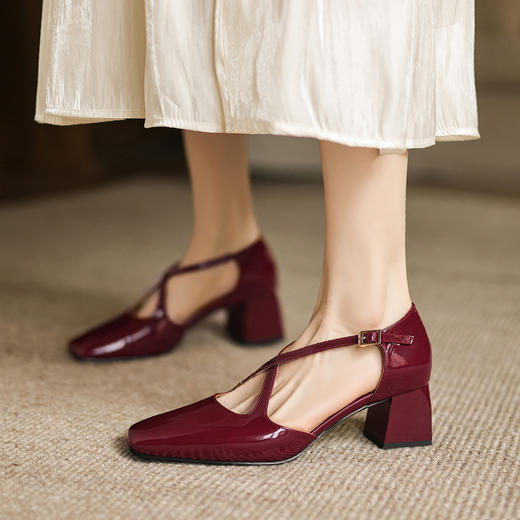 阿么手工女鞋粗跟漆皮凉鞋2025新款夏季交叉带法式中跟鞋子4.8CM 商品图3