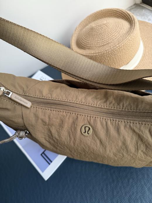 点此购买 lulu露露女士单肩斜跨大号牛角包 xj 318491 商品图12