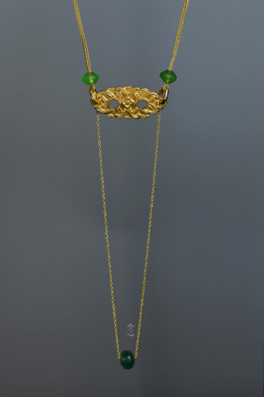 捷克绿琉璃錾刻鎏金雕花卷草纹牌项链 商品图2