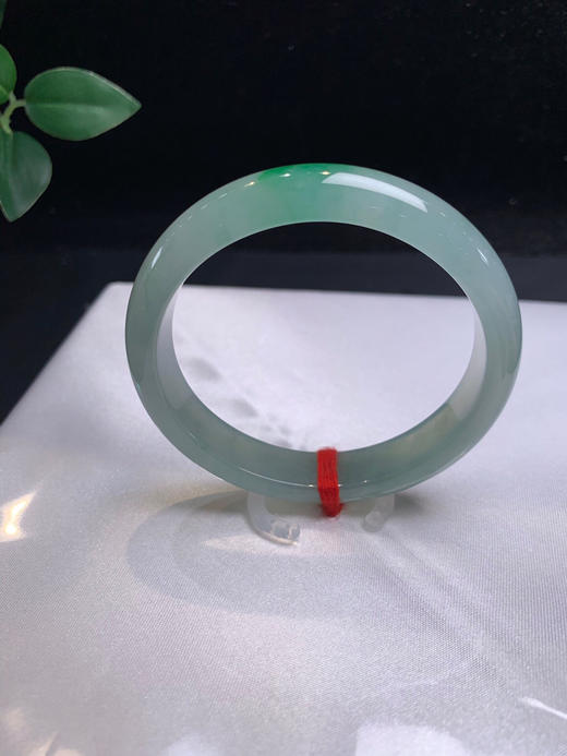 612948，55 冰绿贵妃手镯，冰底飘一抹绿。整体干净冰润。底子均匀 商品图1