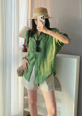 ✨【100%苎麻版松绿衬衫】‼️🌿无苎麻不夏天，前面做了几款苎麻衬衫大受欢迎，这次更加大胆做了松绿色版本，绝了！气质这块妥妥的拿捏！