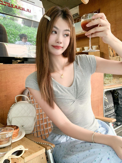 【99元任选2件】新品现货秒杀！卖完下架不再补 ！微信粉丝打折价！！V领修身短袖T恤 商品图12