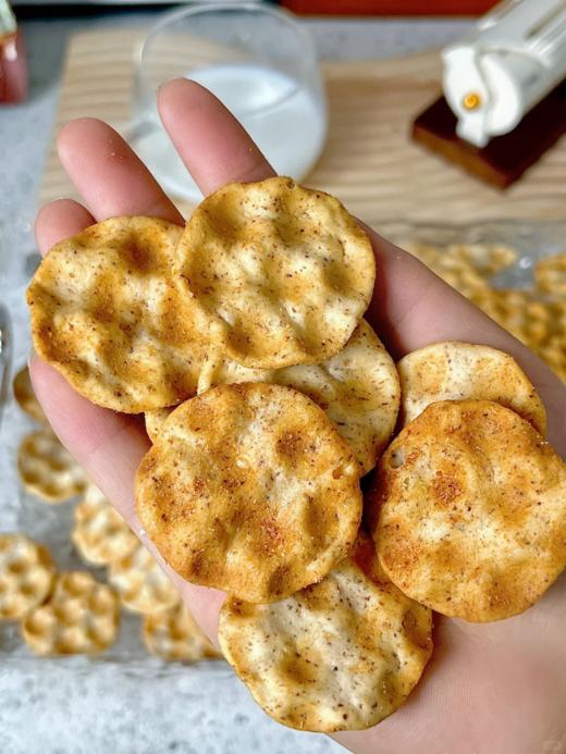 限时活动💥多送2袋‼️29.9r🉐7大包!!红谷林黑麦小石子饼💰官方29.9元5袋！巨香巨酥脆❗🔥回购无数次的西安地方特色零食！ ✅非油炸，非膨化的健康零食!石烤工艺更健康 商品图9