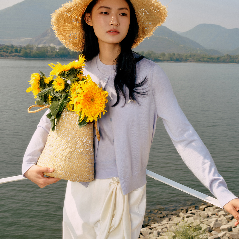 东黎 • 岛屿假日—云端芭蕾 桑蚕丝山羊绒女士春夏精纺圆领刺绣烫钻开衫 5152