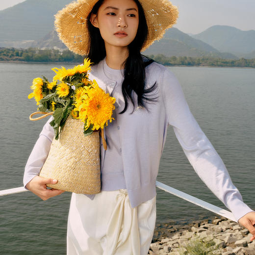 东黎 • 岛屿假日—云端芭蕾 桑蚕丝山羊绒女士春夏精纺圆领刺绣烫钻开衫 5152 商品图0
