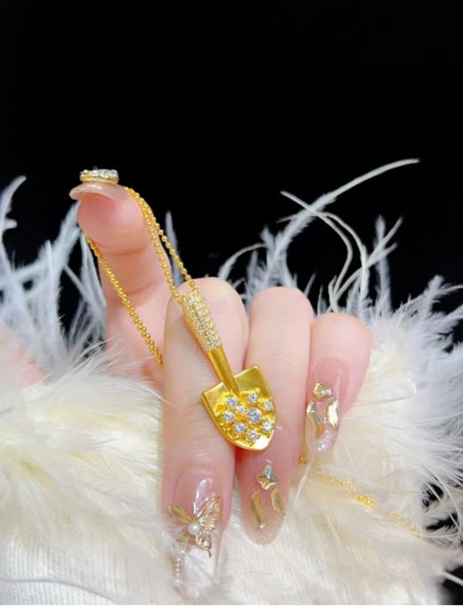 【NATURALLY JOJO小铲子锆石项链】✅王府井百货、维多利亚、巴黎春天等均设专柜 ✅铜镀厚金+5A锆石、用心材质 ✅精细打磨抛光+真金电镀、不易褪色 礼盒包装💝送人自用都高级 商品图3