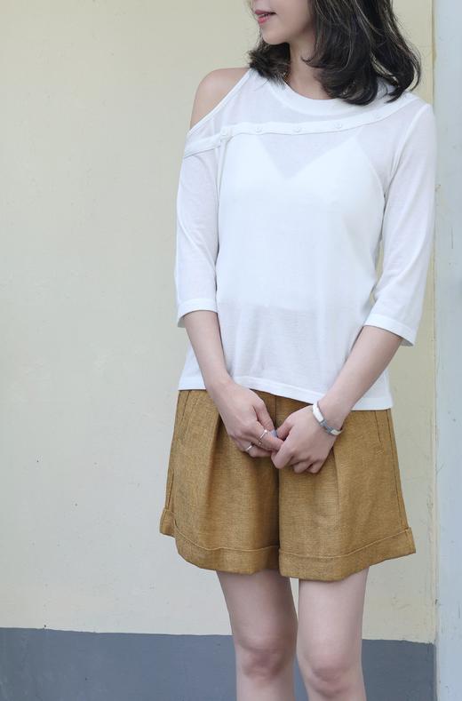 TYNVIE 单剪裁肩扣 T 恤-白色 商品图1