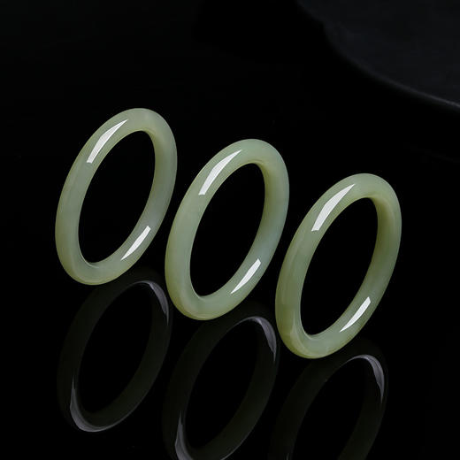 周六福和田玉手镯女显白和田青玉福镯手饰温婉美玉镯 商品图3