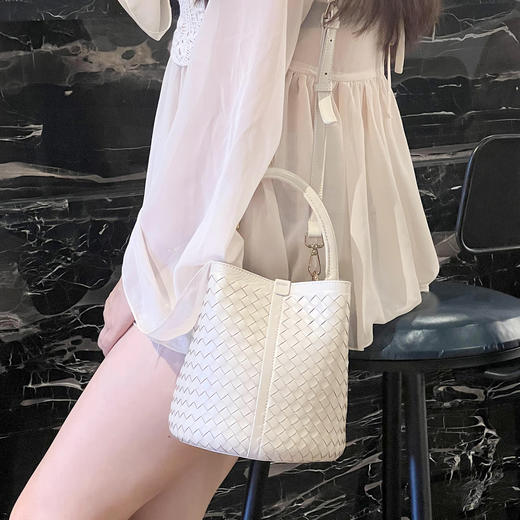 【预售3天】2025新款女包手工编织包包百搭纯色水桶包女士休闲单肩斜挎包CN1666 商品图2