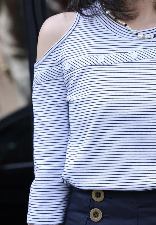 TYNVIE 单剪裁肩扣 T 恤-白色条纹 商品图6