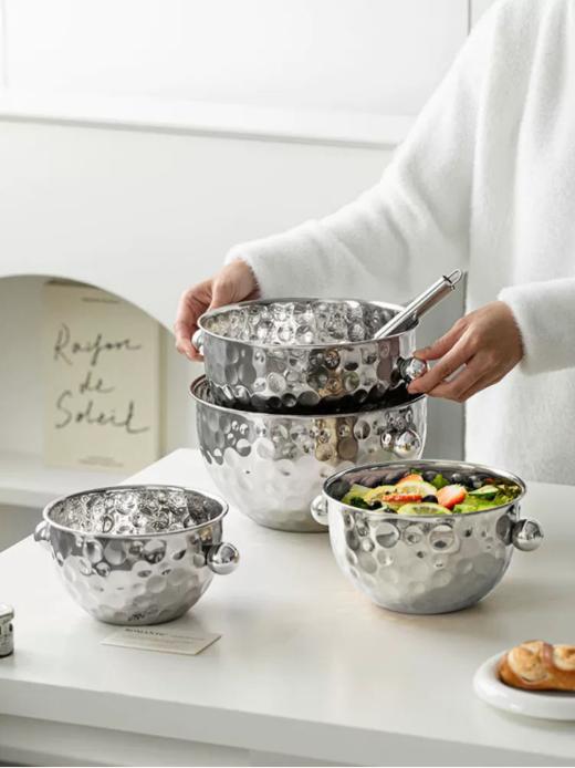 🔥有被惊艳到💰29起🉐秒【北欧风锤目纹沙拉碗】🥗独特纹理➕高颜值镜面工艺✨厨房秒变ins风～宝藏碗具闭眼入😆 🔺优质不锈钢，可与食物直接接触 商品图0