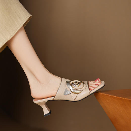 【预售5天】山茶花羊皮拼色中跟一字凉拖鞋女夏外穿时尚粗跟凉鞋LD&7392 商品图0