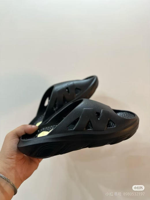 原单正品新百伦NB拖鞋 户外凉鞋舒适百搭防滑防磨一字拖鞋
size: 7-11 (40 41.5 42.5 44 45)
黑白两色 商品图2