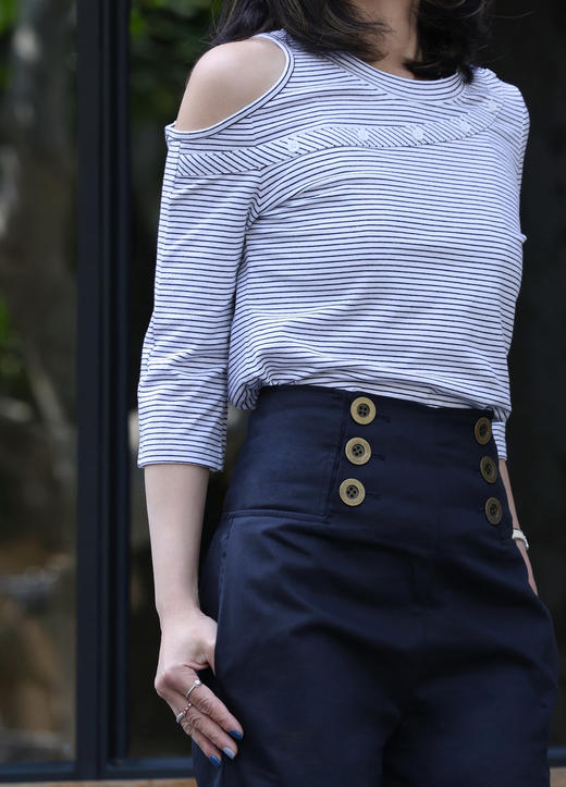 TYNVIE 单剪裁肩扣 T 恤-白色条纹 商品图11