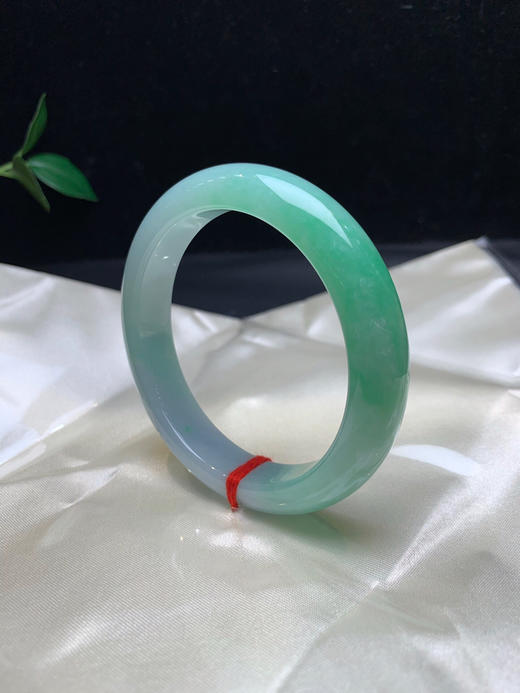 612959，58 果绿底手镯，大半圈带果绿底色，底妆细腻干净清新 商品图1